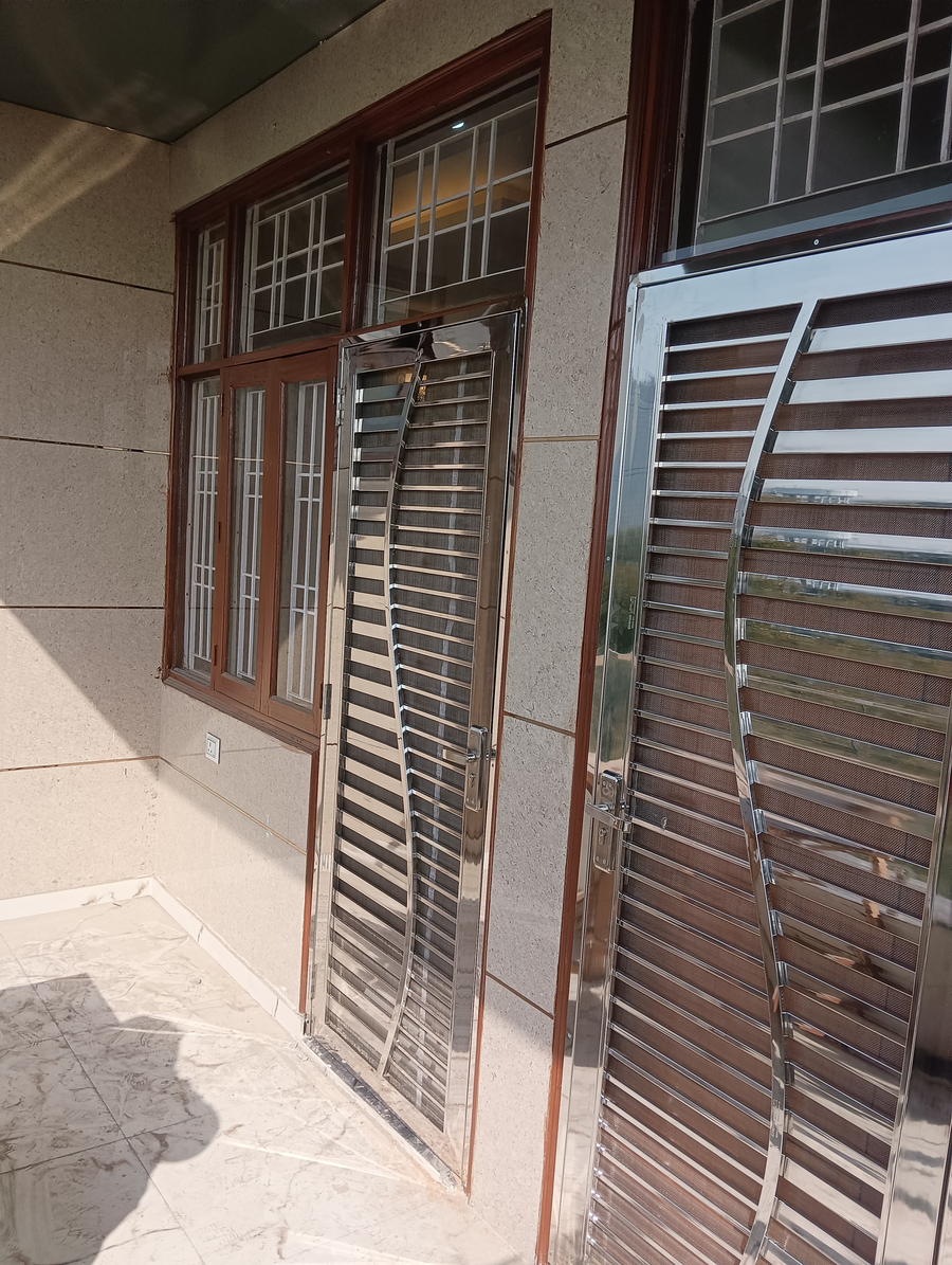 Steel gate design 106