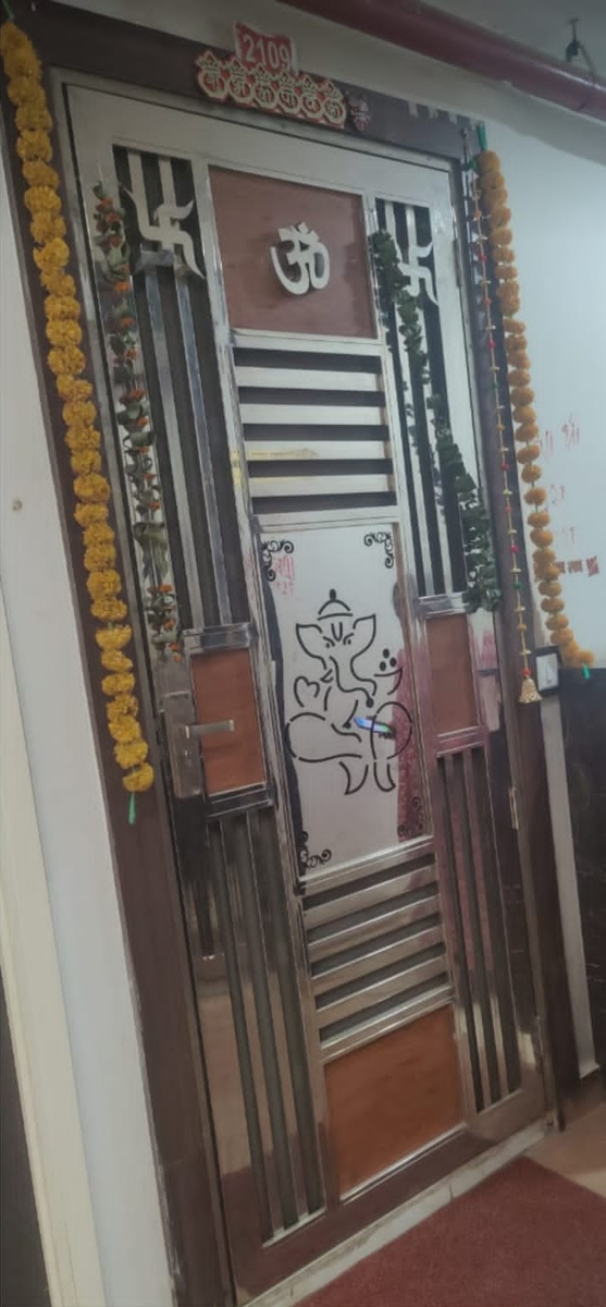 Steel gate design 124